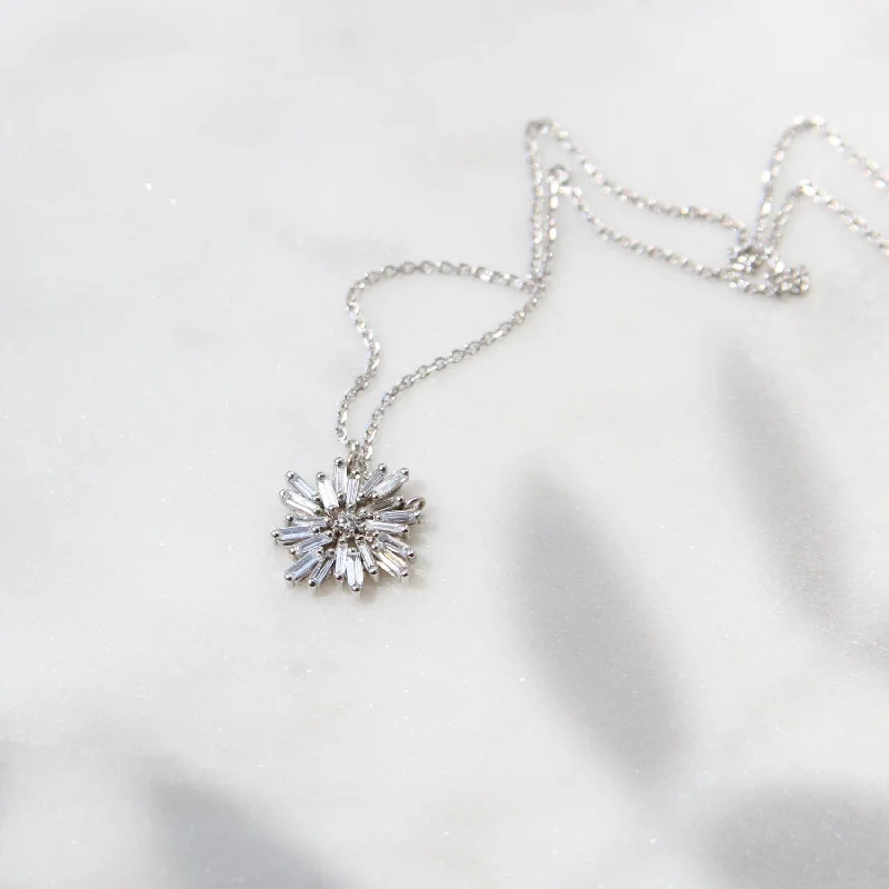 18k White Gold Mini Diamond Star Necklace